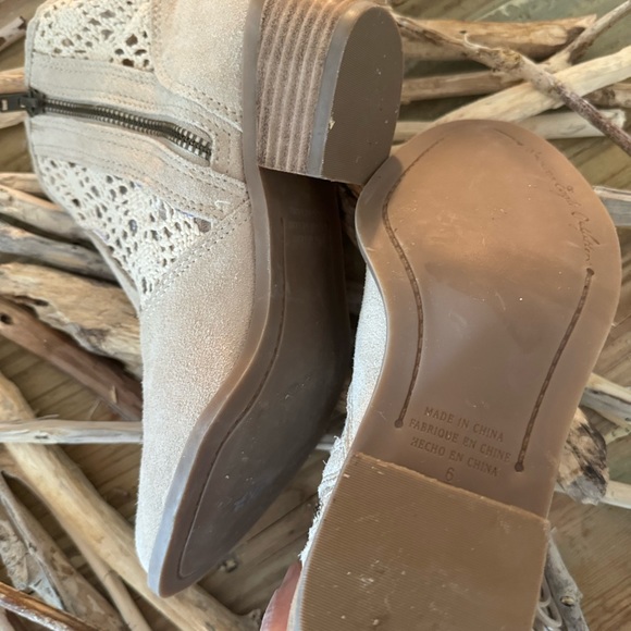 Genuine leather and crochet American Eagle New boots! Size 6 - Picture 2 of 5